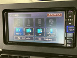 音楽やラジオなどのソースが画面に一覧表示され、使いたい項目を見比べて選べます。タッチ操作で切り替えられるため、日常の移動中も音源を選びやすい装備です。