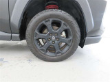 装着タイヤサイズは、225/60R18です。純正アルミホイールを装着しております。