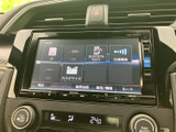 音楽や接続機器などのメニューが画面上に表示され、利用したい項目を選びやすい構成です。画面から情報を確認できるため、日々の移動時間を快適に過ごすのに役立ちます。