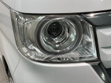LEDヘッドライトは、点灯の瞬間から最大光量を発揮し、突然暗くなるトンネルなどでの安定感を高めます。