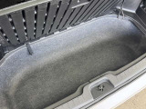 トランクの下にも収納スペースあり。