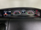 メーターの横に液晶カラーディスプレーを装備。航続可能距離等の情報やHonda SENSINGの注意・警告を表示します!