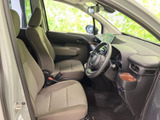 明るい色合いのシートと広がりを感じる前席で、落ち着いて過ごせる空間です。運転席から前方を見渡しやすく、助手席の方にもゆったりと座っていただける室内になっています。