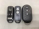 スマートキーを装備しています。鍵を差し込むことなくドアロックの開け閉めと、スタートボタン操作でのエンジンスタートができます。加えて、純正リモコンエンジンスターター用の操作キーもついています。