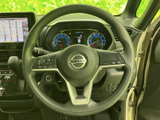 ステアリングには複数のスイッチが備わり、運転姿勢を保ちながら手元で各種操作を行える構成です。メーターやナビ画面を確認する場面でも、便利に活用いただける装備です。