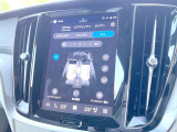 【2ゾーンエアコンディショナー】運転席と助手席でそれぞれお好みの温度に設定可能。同乗者にも配慮した、最適な車内空間をお届け致します。