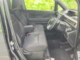 運転席まわりは前方の視界が広く、着座したままメーターやセンター部分を確認しやすい配置です。ゆとりを感じる座席とすっきりした足元で、毎日の通勤やお出かけも落ち着いて過ごせます。