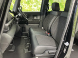 前席は左右に並ぶ座席と、運転席へ続く見通しのよい室内が印象的です。座面の広さも感じられ、落ち着いた色調の空間で、毎日の移動を快適に過ごせそうです。