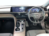 運転席周りのレイアウトをご覧ください。ナビゲーションが綺麗に装着されすっきり収まってますね!