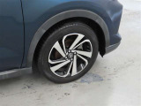 装着タイヤサイズは、195/60R17です。純正アルミホイールを装着しております。