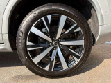 9.0&times;20インチ ダイヤモンドカット / ブラック 275/45R20サイズのミシュランを装着