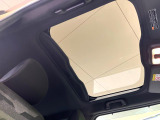 【ガラスルーフ】ガラスルーフ搭載で車内の解放感が一気にアップ!開放的なドライブをお楽しみいただけます。