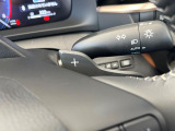 【パドルシフト】ハンドルから手を離さずに素早くシフトアップ&ダウンができるので、エンジンブレーキを使う下り坂や高速道路の合流で加速したい場面で役立ちます。