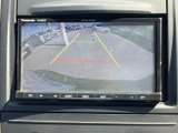後方の様子を画面で確認でき、駐車時の周囲確認をサポートします。ガイドラインも表示されるため、駐車スペースへ入れる際の目安として活用できます。