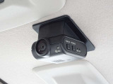 【車室内カメラ】広視野角対応カメラ搭載。無理な幅寄せ・追い越しなどのトラブルを記録!ドア横に立つ不審な人物なども明確に記録できます。駐車中、車両への衝撃を検知すると自動的に録画モードが作動します!