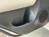 【後席ドリンクホルダー】後席用にも使いやすい位置にドリンクホルダーがございます。みんなが快適な空間でドライブはより楽しいものに♪