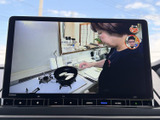 テレビ番組を停車中に視聴できる画面を備え、休憩時間の過ごし方にも選択肢が広がります。操作項目も手元で確認しやすく、車内で待つ時間を落ち着いて過ごしたい方にも便利です。
