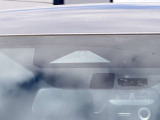 【三菱e-Assist】走行中に前方の車両等を認識し、衝突しそうな時は警報とブレーキで衝突回避と被害軽減をアシスト。より安全にドライブをお楽しみいただけます。