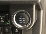 エンジンスタートスイッチです。キーが車内にあれば、エンジンの始動や停止はスイッチを押すだけ!キーを取り出す手間を省き、ワンプッシュで操作できるので簡単でスムーズです。
