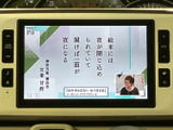 テレビ番組を画面で視聴でき、停車中の待ち時間にも楽しめます。映像と文字情報が表示され、画面上の内容を確認しやすい仕様です。お出かけ先での休憩時間にも活用いただけます。