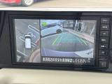 アラウンドビューモニターは4方向のカメラで真上から車を見たようにモニターで確認ができる日産の自慢の装備です。前後センサーにより移動物検知、障害物検知をして画面に表示。是非実際の車で体感してみてください