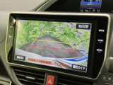 後方の映像に目安となるガイド線が表示され、駐車時の周囲確認をサポートします。画面表示を活用して後方の状況を把握しやすく、車庫入れや縦列駐車の際に便利です。