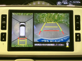 後方の映像に加えて車両周辺を俯瞰した表示も確認でき、駐車時の周囲確認をサポートします。ガイド線が画面に表示されるため、後退時の位置合わせや障害物の確認に便利です。