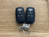 【スマートキー】 スマートキーを携帯していれば、ドアハンドルのボタンを押してロックの解除ができ、パワースライドドアもワンタッチで開閉できます。