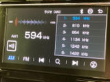ラジオの周波数や選局先が画面上で確認でき、AM・FMの切り替えや選局も見やすく表示されています。日々の移動中に音声を楽しみたい方にも、扱いやすい装備です。