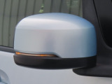 【LEDドアミラーウインカー】ドアミラーにウィンカーが付いているので、周りの車がウインカーやハザードに気付きやすくなります。右左折時や車線変更時の事故を防ぎ、安全に走行できます。