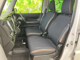 前席は運転席と助手席が並び、落ち着いた色合いのシートが車内に馴染みます。前方や側方を見渡しやすい視界が広がり、乗る方にもゆったり過ごせる空間です。