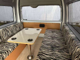 車内で使えるテーブルスペース付き!食事や休憩など、車中泊で便利に活用できます。