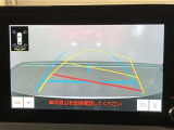 【バックガイドモニター】後方の映像をナビ画面に表示するだけでなく、ステアリング操作に連動して動くガイド線も同時に表示!予想進路の確認をしながら後退できるので便利です!