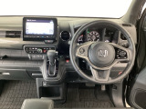 【ハンドル】運転にかかわる様々な操作を安全に行えるように視点移動が少なく操作性に配慮されたスイッチ類が凝縮されたコックピットです。