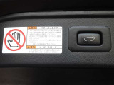 パワーバックドアを装備しています。バックドアを運転席からも開閉できます、便利ですよ。