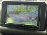 後方の様子を画面で確認しながら駐車を進められ、車庫入れや狭い場所での取り回しをサポートします。画面には目安となるガイド線も表示され、後退時の確認に便利です。