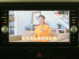 テレビ番組を表示できる画面を備えており、停車中の待ち時間に映像を視聴できます。休憩時などに車内で過ごす時間を活用でき、表示内容も画面上で確認しやすい仕様です。