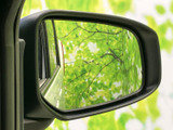 ドアミラーの鏡面は周囲の様子を映し、運転席から後方を確認する際に役立ちます。枠に囲まれた見やすい形状で、車線変更や駐車時など日常の運転をサポートします。