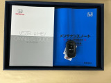 メンテナンスノート【点検整備記録簿・保証書】、取説も揃ってます。スマートキーはバッグなどにしまったままボタン操作でエンジン始動・停止やハイブリッドシステムの起動や停止ができて大変便利です
