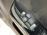 狭い駐車場で便利な電動格納ドアミラーが付いています。