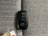 ドアの開閉時、両手が荷物で塞がっている時はキーレスでのカギの解除が大変ですよね。スマートキーはポケットやバッグに入れておけば、ノブに触れただけでロックの解除が可能です。とても便利な機能です。