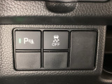 VSA装備車です。VSAはドライバーの操作と車の動きを見守っています。もし車の挙動が乱れたとき、4輪別々にブレーキをかけたり、エンジンパワーをしぼることによって車を安定させます。