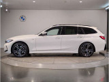 【拘りのFR】BMWが多く採用するFR車。ダイレクトでスポーティな加速感・シャープなハンドリングを実現。縦置きエンジンレイアウトにより、フラットで上質な乗り味です。