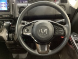 ハンドルにHondaセンシング系のクルーズコントロールやレーンキープアシストなどのスイッチと、オーディオの操作スイッチが装備されています。ハンドルから手を離さず安全に操作できます。