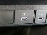 充電用USB端子付き。スマートフォンなどの充電に便利です。