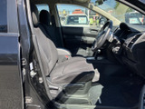 前席はゆったりとした座面と背もたれで、落ち着いて過ごしやすい空間です。運転席から前方や左右を見渡しやすく、乗り降りもしやすい開口部で毎日の移動を支えます。