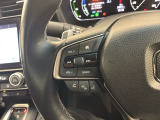 ステアリングにオーディオ操作スイッチが付いています。オーディオ画面に直接タッチしなくても操作が出来ますので、運転に集中できます。