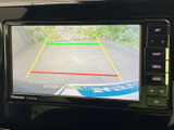 画面には後方の様子と目安となるガイドラインが表示され、駐車時の後方確認をサポートします。周囲を目視で確かめながら、停車時に画面の映像を確認できる装備です。