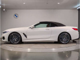 【拘りのFR】BMWが多く採用するFR車。ダイレクトでスポーティな加速感・シャープなハンドリングを実現。縦置きエンジンレイアウトにより、フラットで上質な乗り味です。