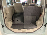 リアシートは5:5分割可倒式です。荷物の大きさに合わせてアレンジ可能です。